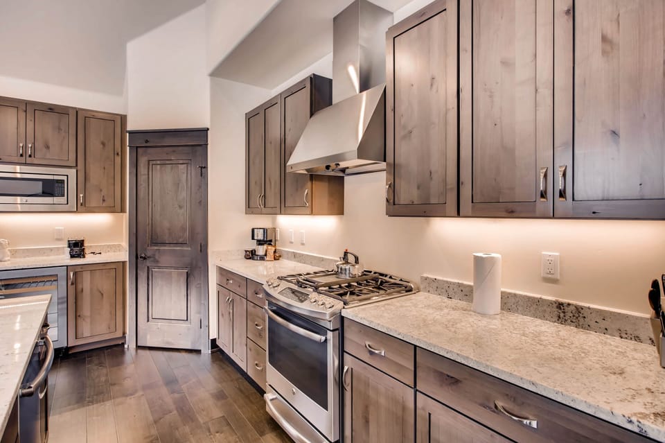 Townhome, 3 Bedrooms | Private kitchen | Fridge, microwave, oven, dishwasher