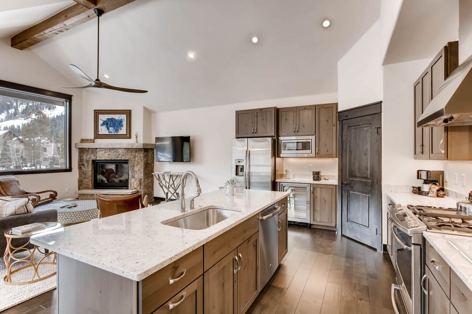 Townhome, 3 Bedrooms | Private kitchen | Fridge, microwave, oven, dishwasher