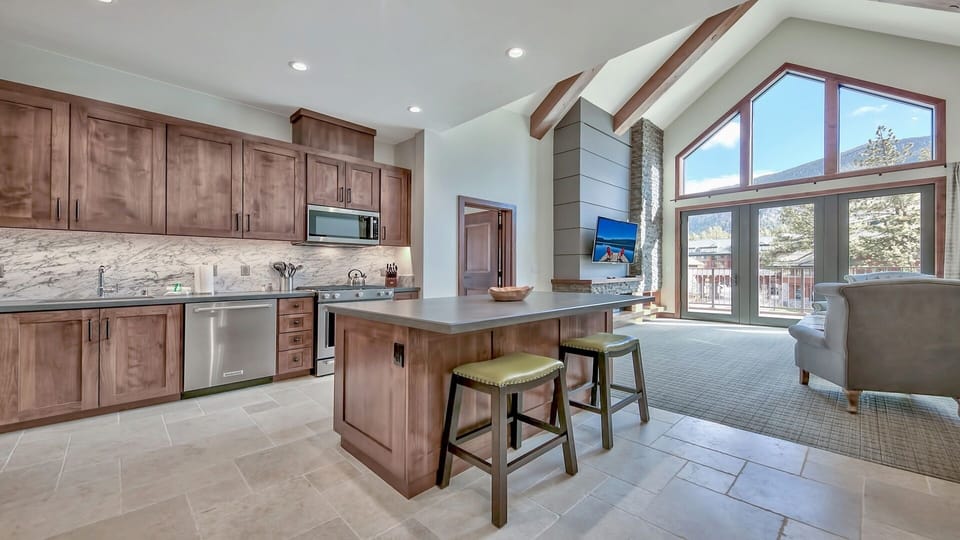 Condo, 3 Bedrooms | Private kitchen | Fridge, microwave, oven, dishwasher