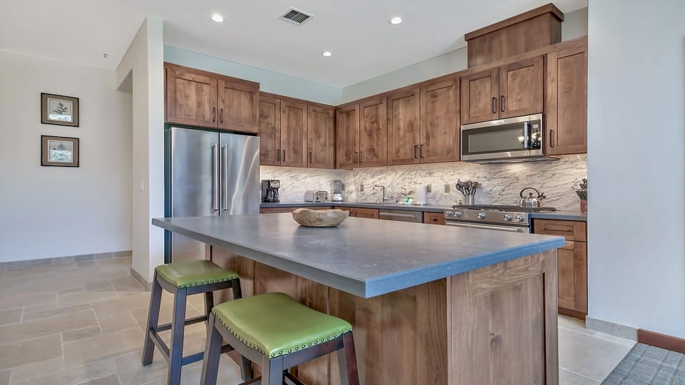Condo, 3 Bedrooms | Private kitchen | Fridge, microwave, oven, dishwasher