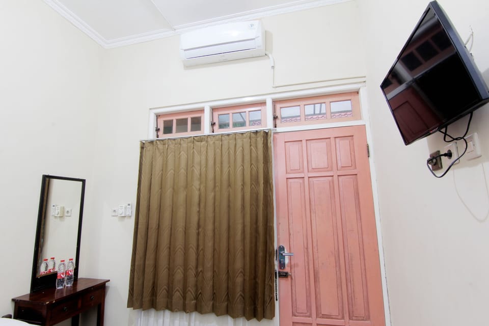Standard Double Room | Desk, laptop workspace, rollaway beds (surcharge), WiFi (free)