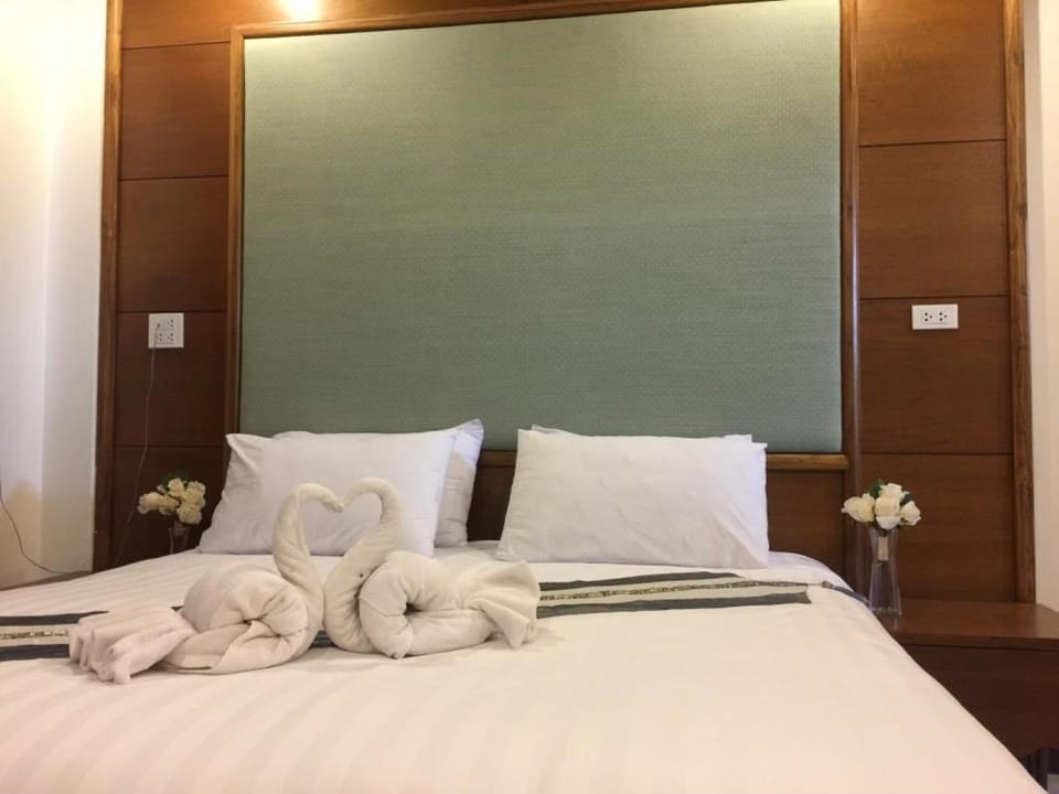 Suite | Desk, blackout drapes, rollaway beds, free WiFi