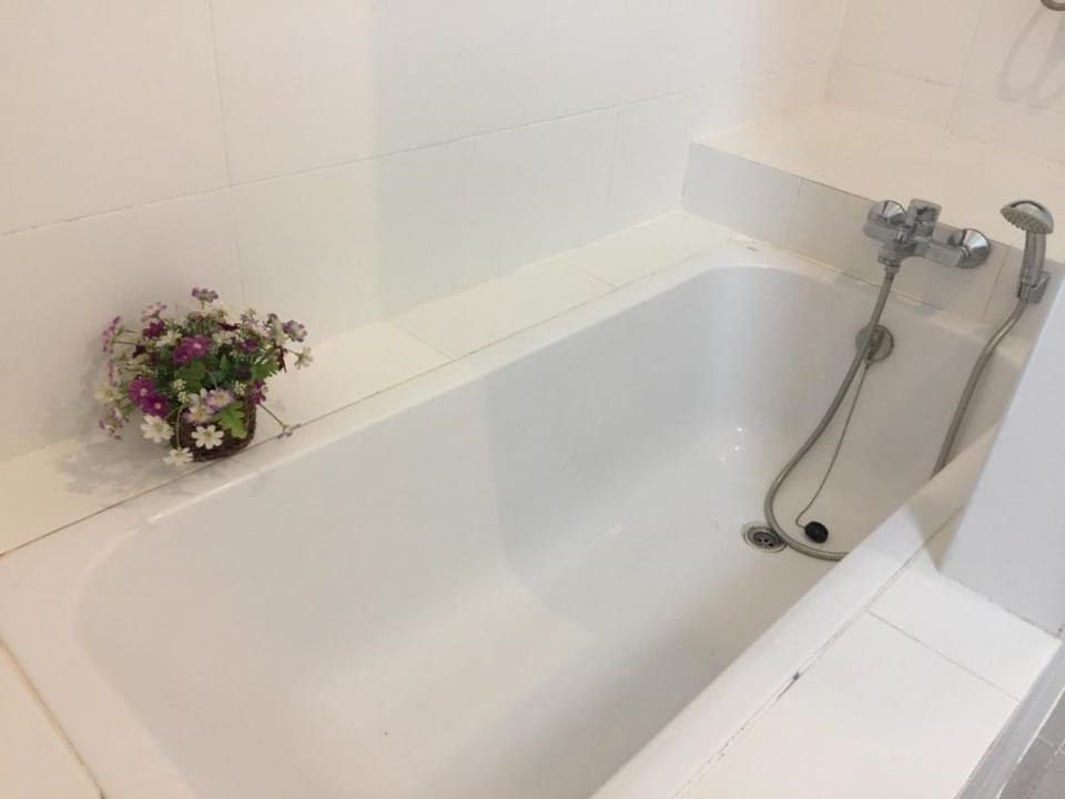 Suite | Desk, blackout drapes, rollaway beds, free WiFi
