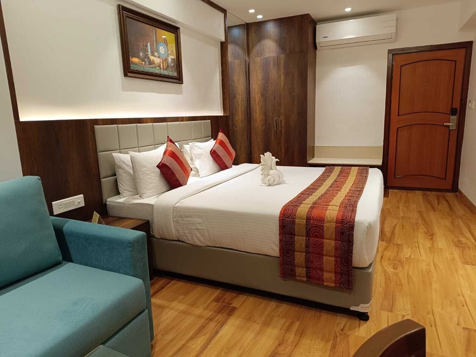 Premium Deluxe Room | Living area | Flat-screen TV