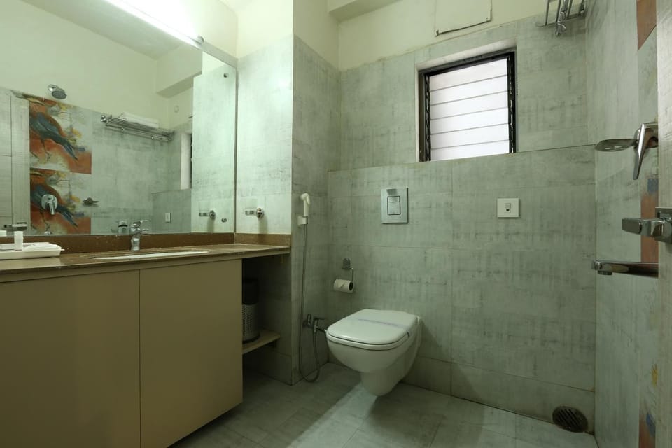 Shower, free toiletries, towels