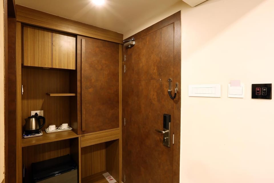 Executive Room | 1 bedroom, minibar, desk, rollaway beds
