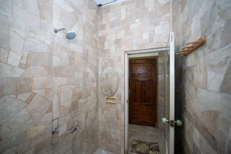 Deluxe Room | Bathroom | Shower, towels