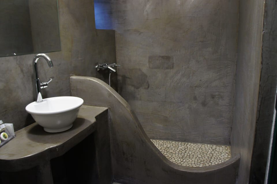 Double Room, 1 Double Bed | Bathroom amenities | Shower, free toiletries, hair dryer, towels