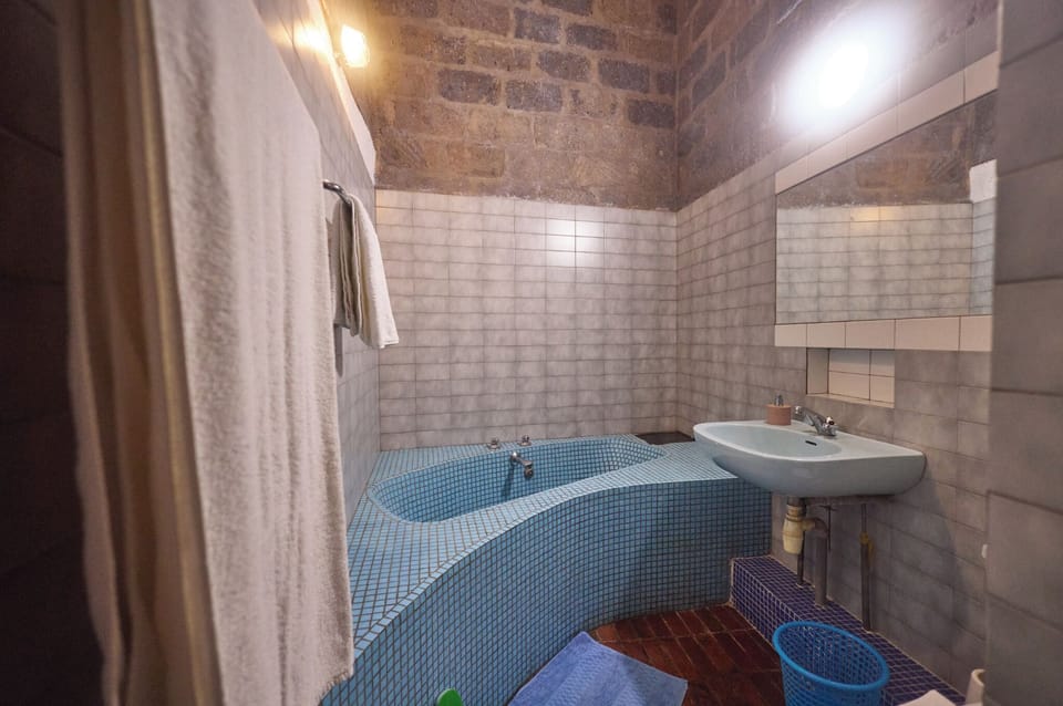 Executive Double Room | Bathroom | Shower, rainfall showerhead, free toiletries, slippers