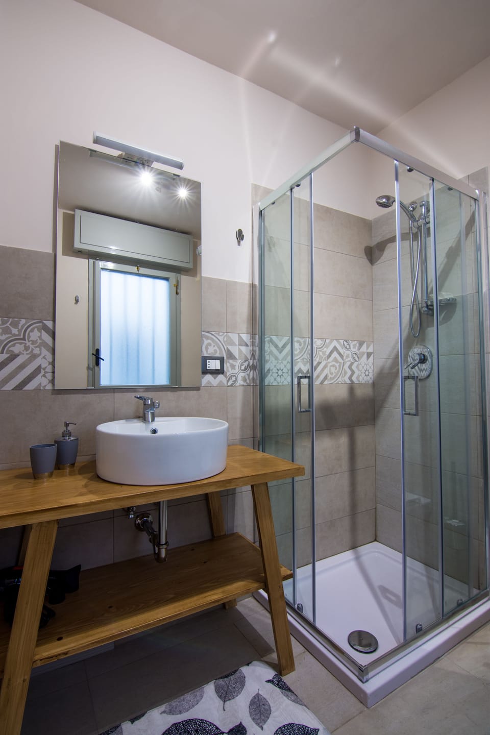 Shower, free toiletries, hair dryer, bidet