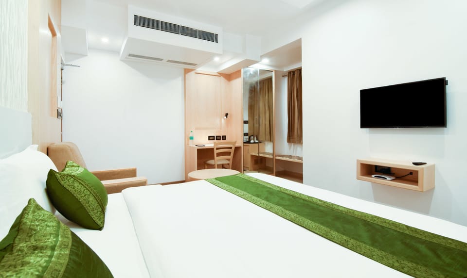 Deluxe Room | Desk, iron/ironing board, free WiFi
