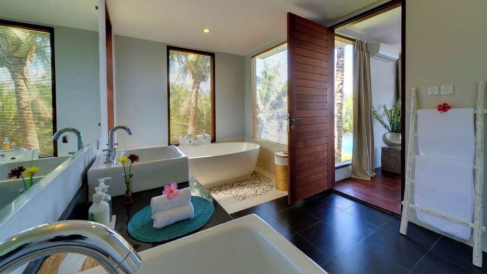 Villa, 5 Bedrooms, Sea View | Bathroom | Free toiletries, hair dryer, bathrobes, slippers
