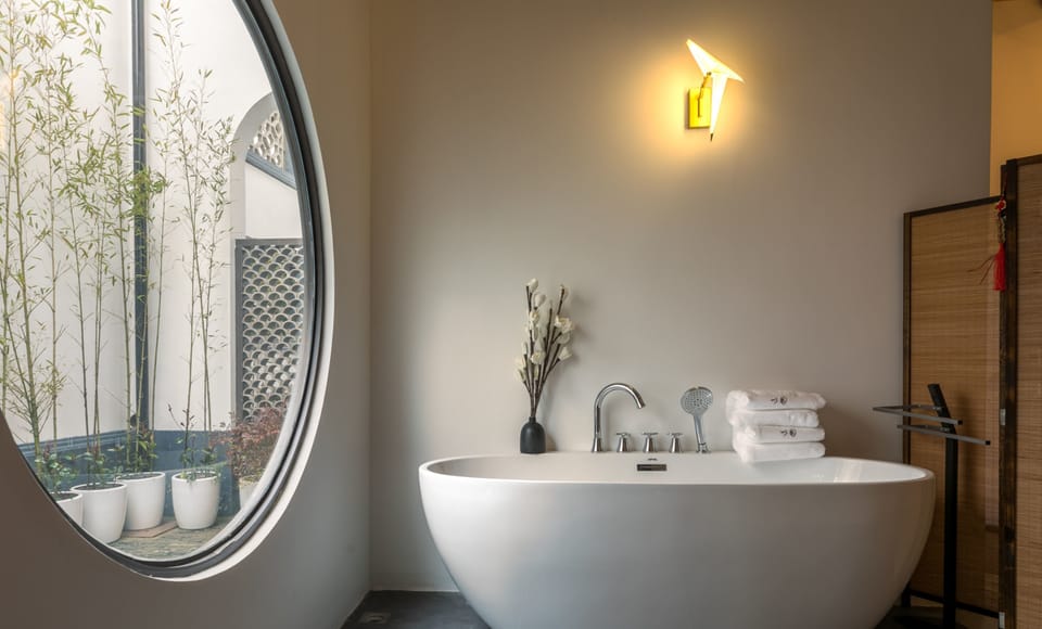 Design Triple Room | Deep soaking bathtub