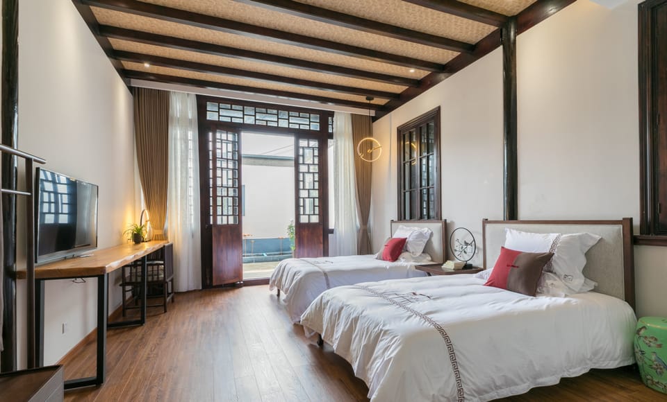 Deluxe Twin Room | Desk, blackout drapes, iron/ironing board, free WiFi