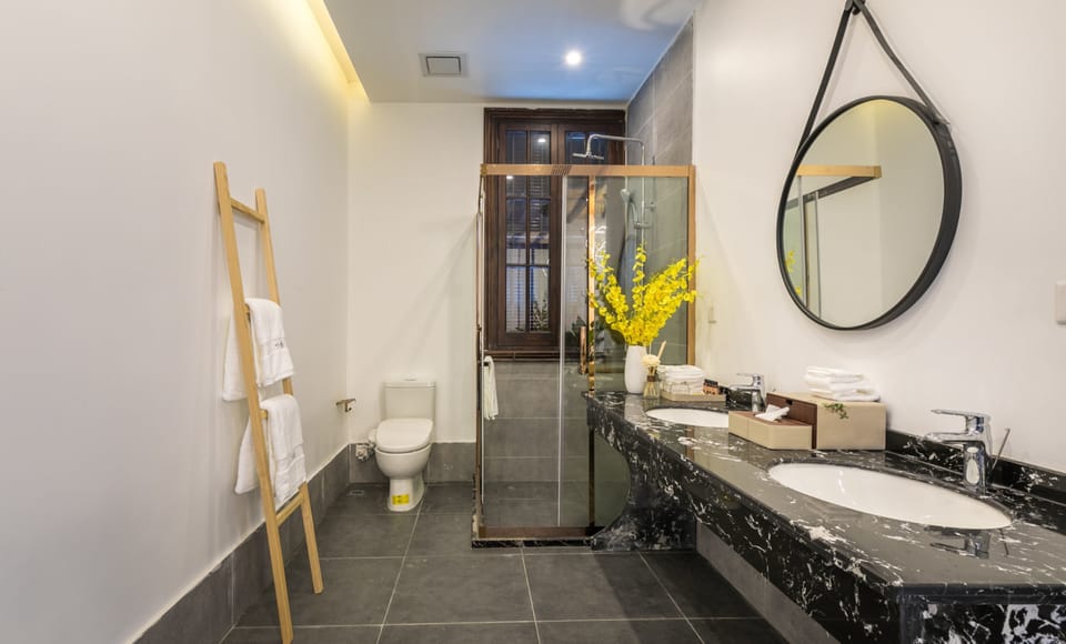 Design Triple Room | Bathroom | Shower, free toiletries, hair dryer, slippers