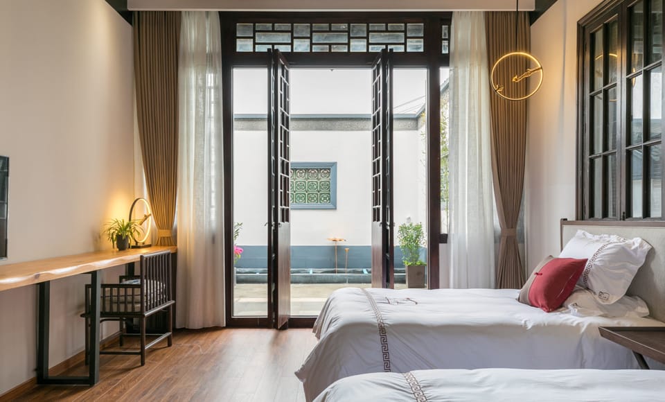 Deluxe Twin Room | Desk, blackout drapes, iron/ironing board, free WiFi