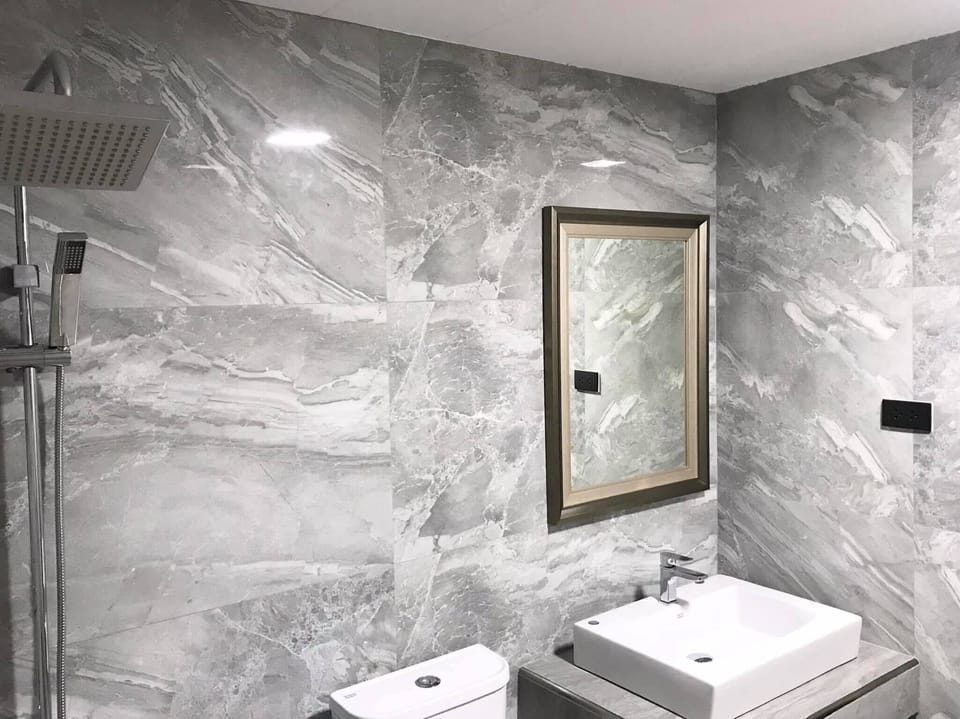 Duplex Family Suite | Bathroom | Shower, free toiletries, hair dryer, slippers