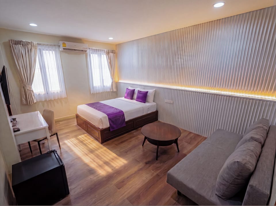 Deluxe Suite for 4 | Desk, laptop workspace, soundproofing, WiFi (free)