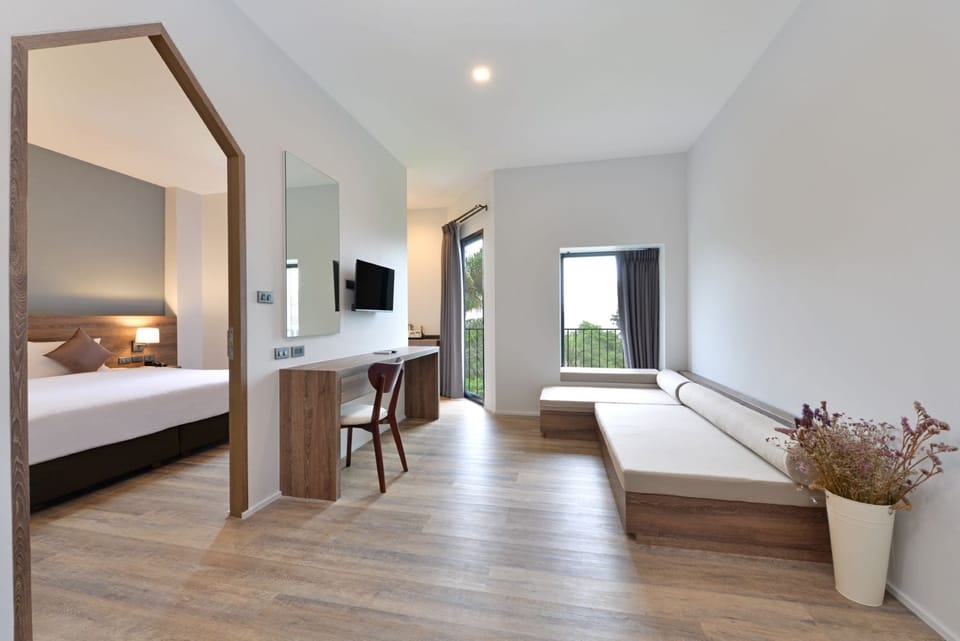 Minibar, desk, laptop workspace, free WiFi