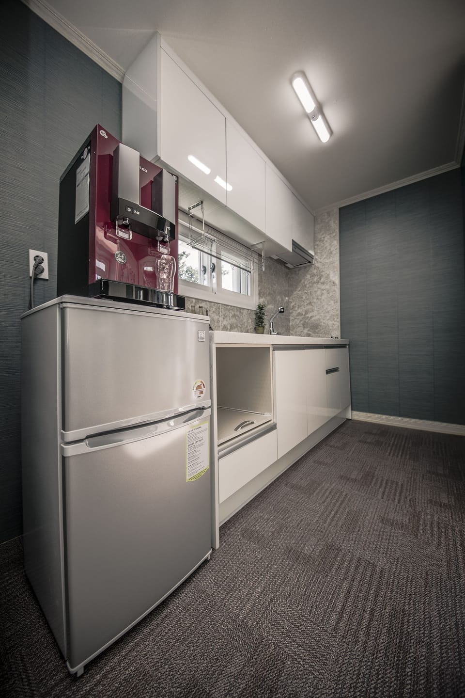 Fridge, microwave, stovetop, cookware/dishes/utensils