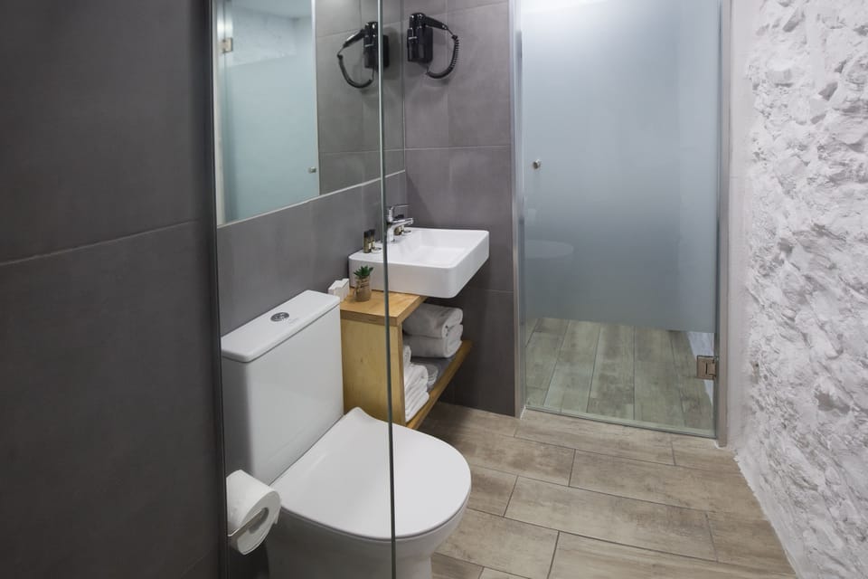 Shower, rainfall showerhead, free toiletries, hair dryer