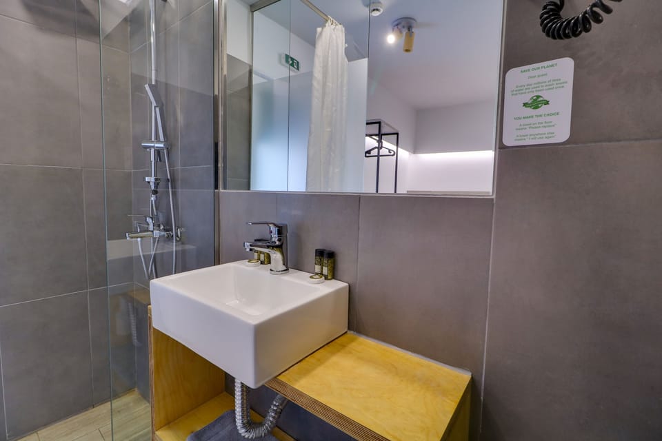 Economy Double Room | Bathroom sink