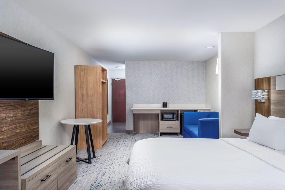 Room, 1 King Bed with Sofa bed, Accessible, Non Smoking (Comm, Mobil, Access Tub) | Premium bedding, in-room safe, desk, laptop workspace
