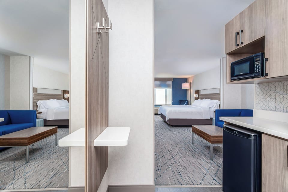 Suite, 1 King Bed with Sofa bed | Premium bedding, in-room safe, desk, laptop workspace