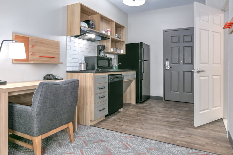 Studio Suite, 1 Queen Bed, Accessible Bathtub (Mobility) | Premium bedding, in-room safe, desk, iron/ironing board