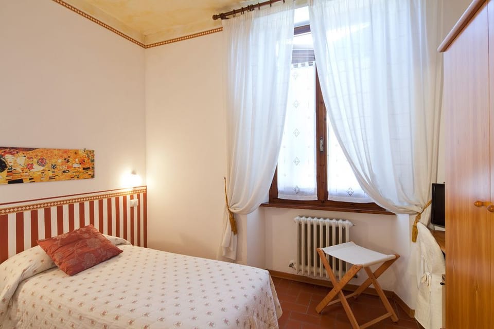 Single Room | Minibar, in-room safe, desk, cribs/infant beds