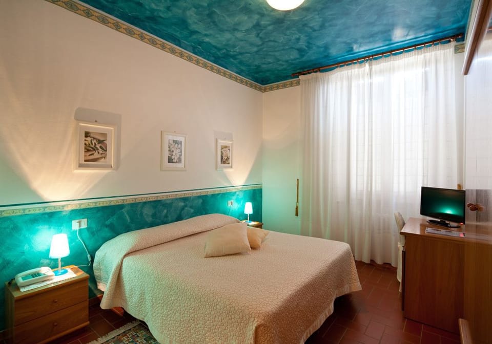 Double or Twin Room | Minibar, in-room safe, desk, cribs/infant beds