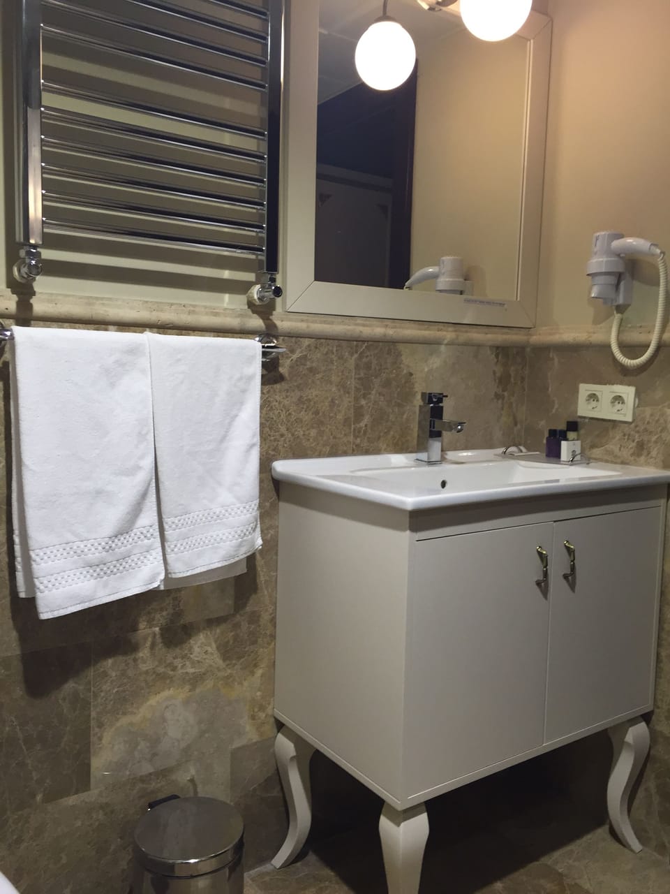 Superior Twin Room | Bathroom | Shower, free toiletries, hair dryer, slippers