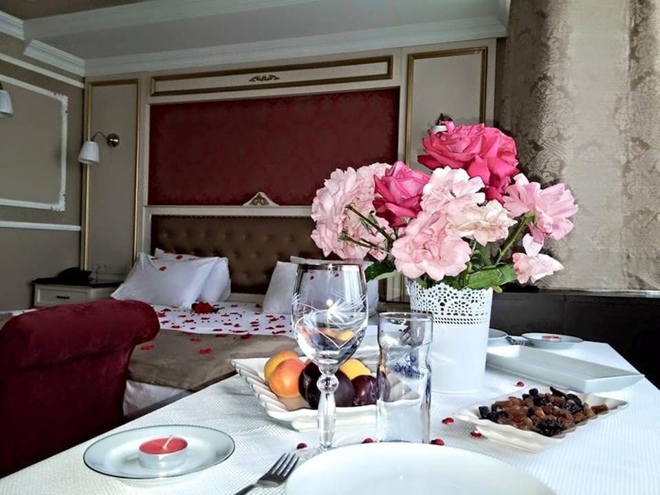 Premium bedding, minibar, desk, soundproofing