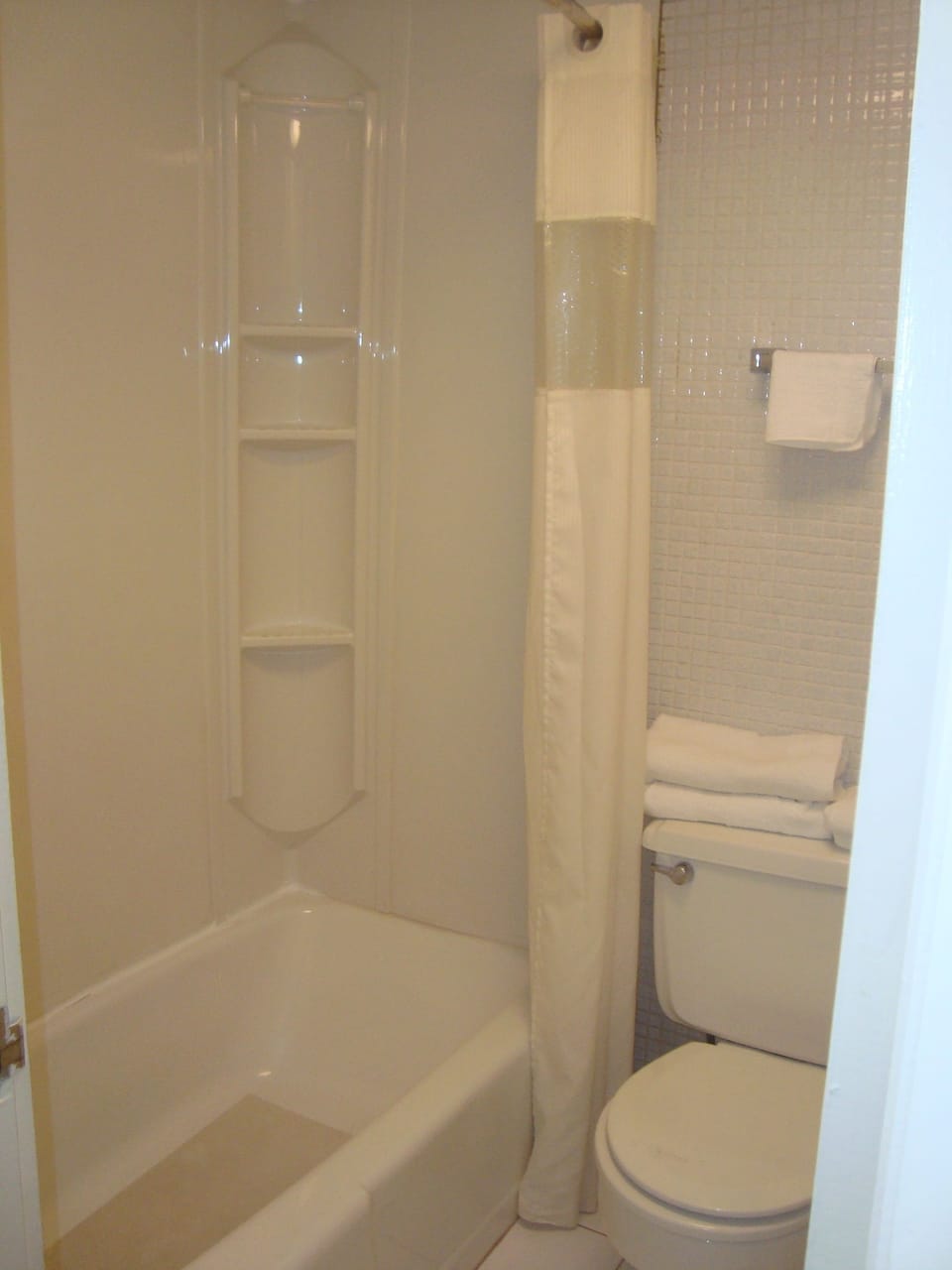Bathtub, free toiletries, towels