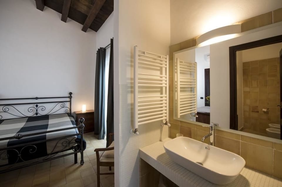 Exclusive Double Room, Balcony | Bathroom | Shower, free toiletries, hair dryer, bidet