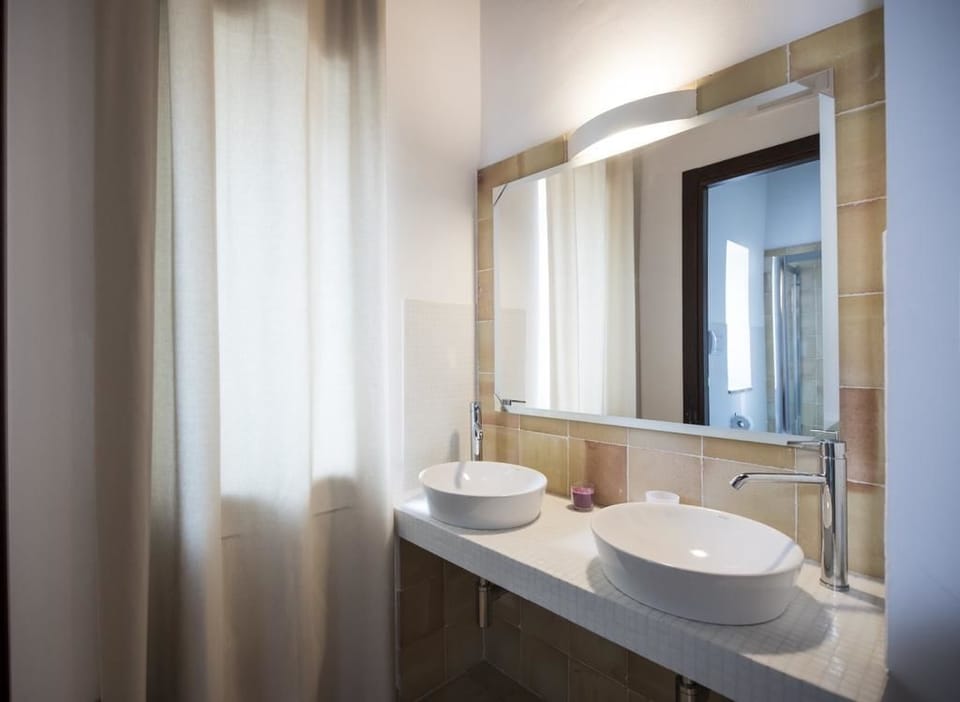 Superior Twin Room | Bathroom | Shower, free toiletries, hair dryer, bidet