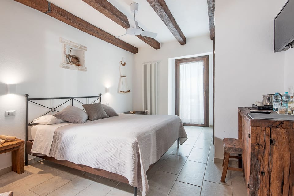 Classic Double Room | Minibar, in-room safe, desk, soundproofing