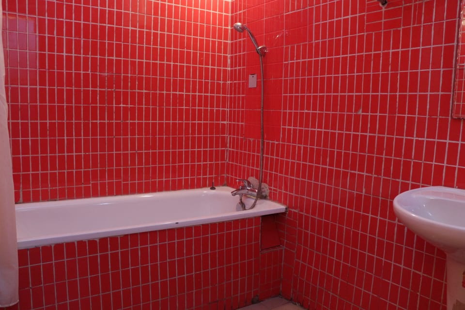 Standard Single Room | Bathroom | Shower, free toiletries, hair dryer, towels