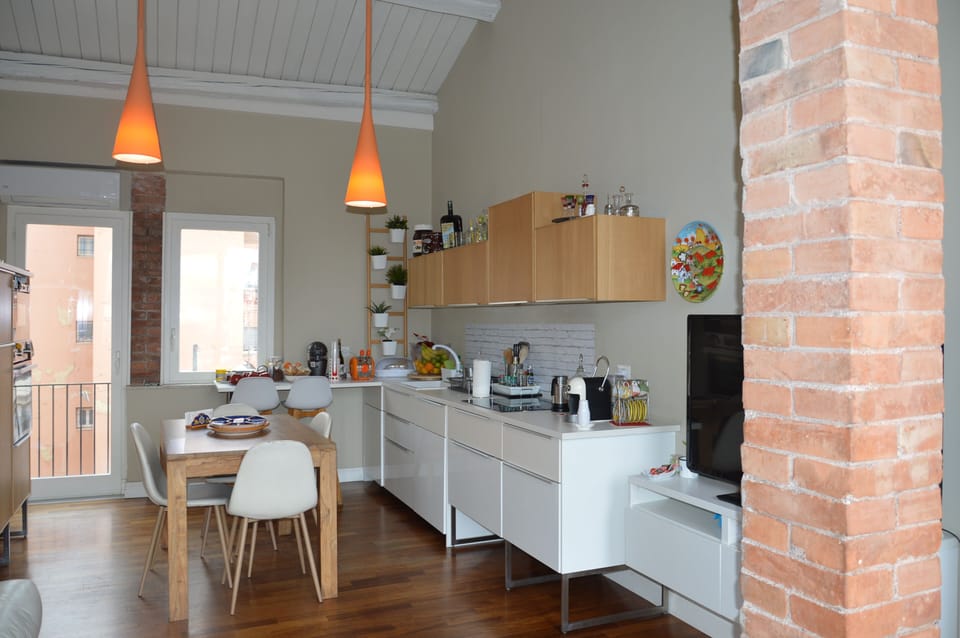 Coffee/tea maker, full-size fridge, electric kettle