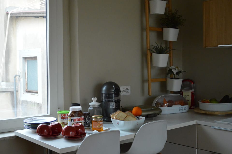 Coffee/tea maker, full-size fridge, electric kettle