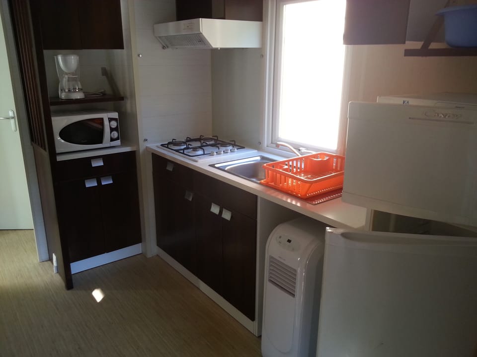 Cottage (Les Lavandes) | Private kitchen | Fridge, stovetop, highchair, cookware/dishes/utensils