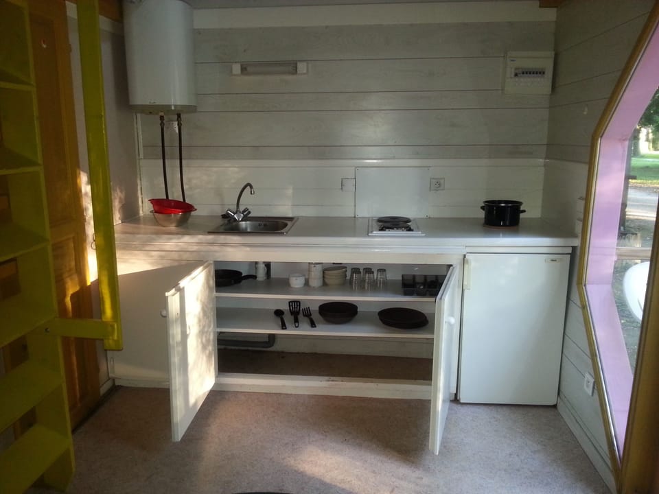 Standard Cottage (Les Lauriers) | Private kitchenette | Fridge, stovetop, highchair, cookware/dishes/utensils