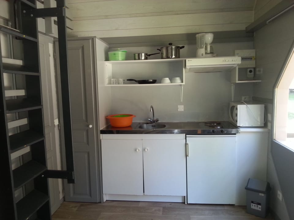 Cottage (Les Mimosas) | Private kitchenette | Fridge, stovetop, highchair, cookware/dishes/utensils