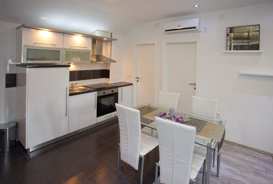 Family Apartment, 2 Bedrooms | Private kitchenette | Fridge, stovetop, electric kettle, cookware/dishes/utensils