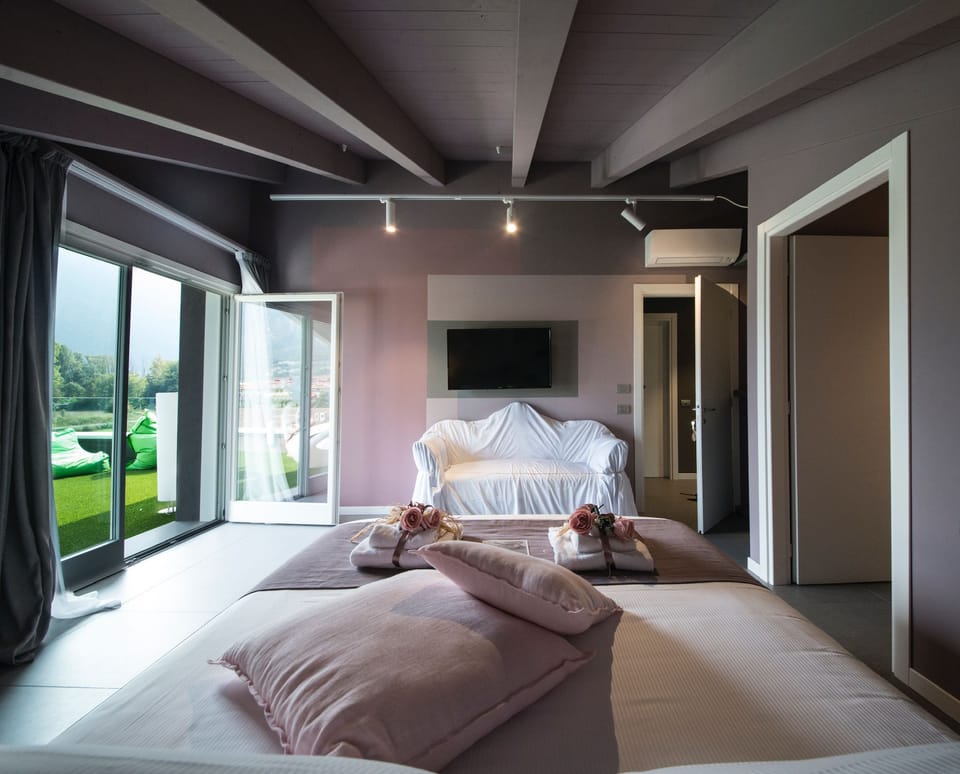 Luxury Double Room, 1 Queen Bed, Non Smoking, Mountain View | Premium bedding, minibar, soundproofing, free WiFi