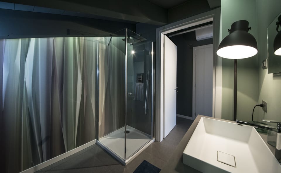 Luxury Suite, 1 Queen Bed, Non Smoking, Mountain View | Bathroom | Free toiletries, hair dryer, towels, soap