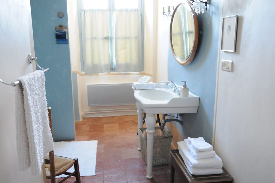 Lautrec Room | Bathroom | Free toiletries, hair dryer, bathrobes, towels