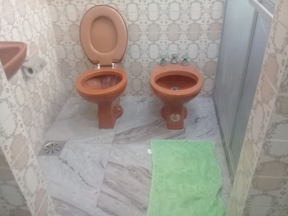 Shower, rainfall showerhead, free toiletries, towels