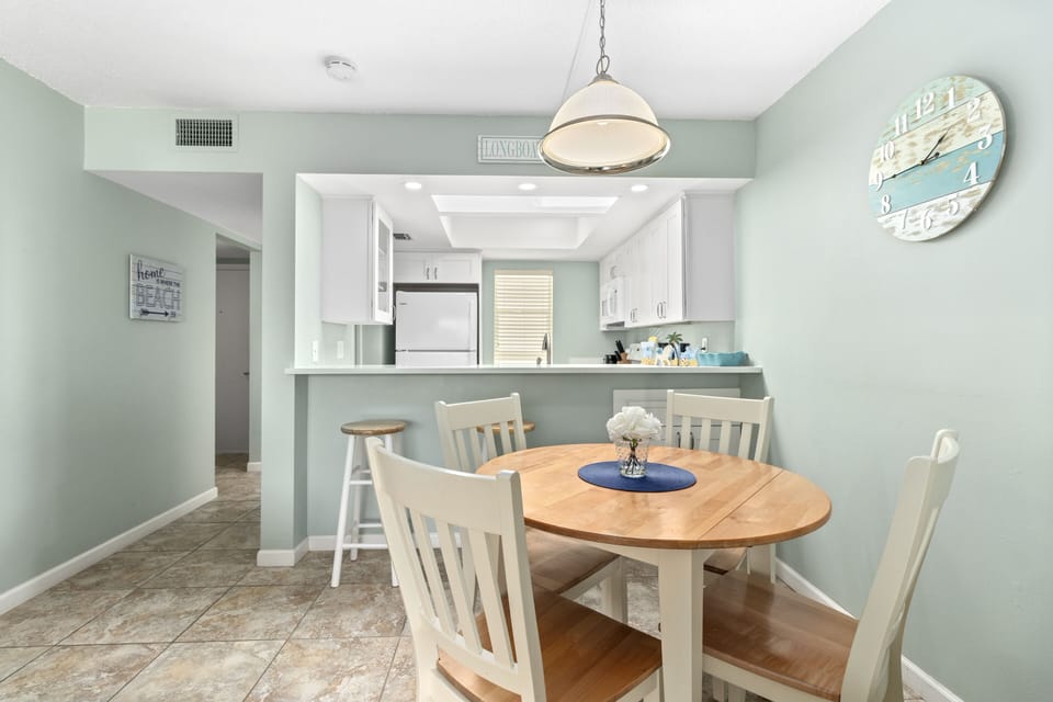 Dining Room / Breakfast Bar