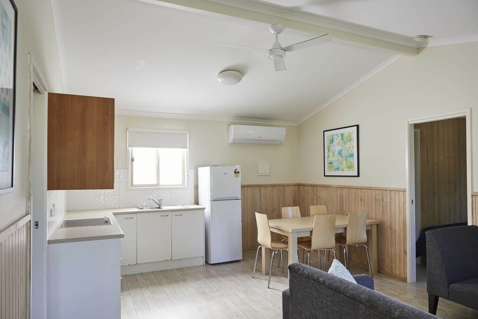Creek Ridge Bungalow | Private kitchen | Fridge, microwave, electric kettle, cookware/dishes/utensils